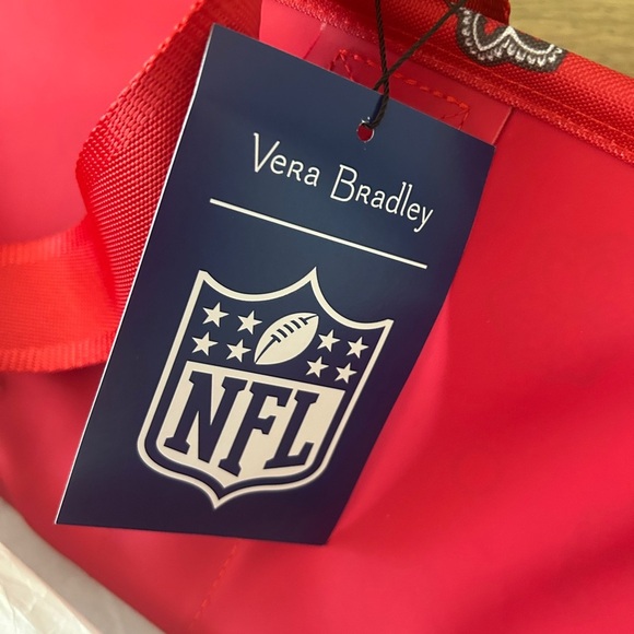 Vera Bradley NFL Tampa Bay Buccaneers Large Tote Bag – Rare Red Print- NWT - Picture 16 of 16